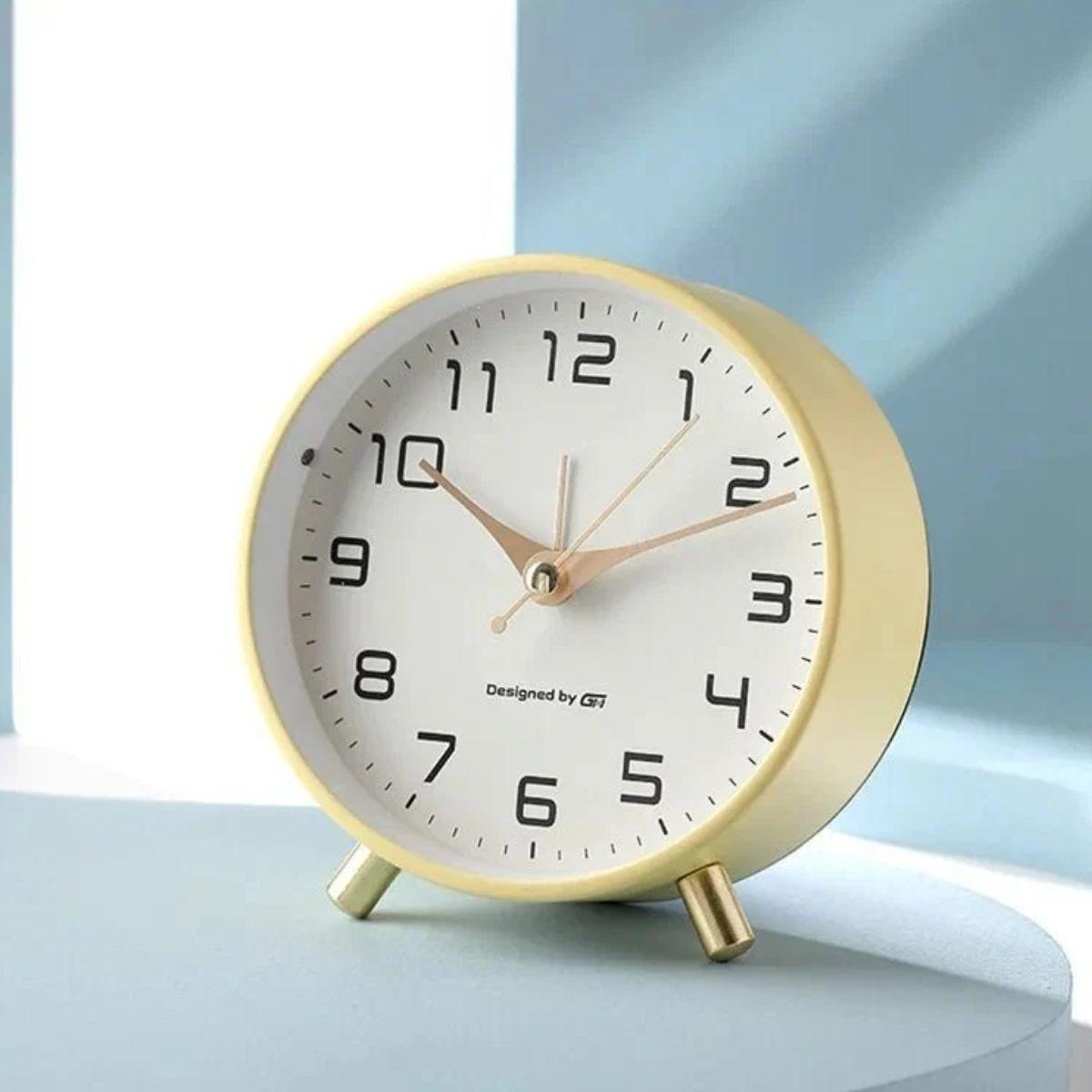 Silent Bedside Analog Clock For Nightstand